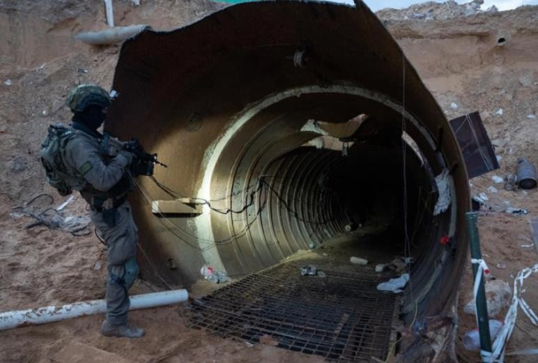 Izraelski zračni napadi v Gazi se nadaljujejo kljub prekinitvi ognja, število žrtev preseglo 69.000