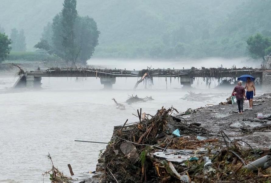 V poplavah na Tajskem umrlo 162 ljudi