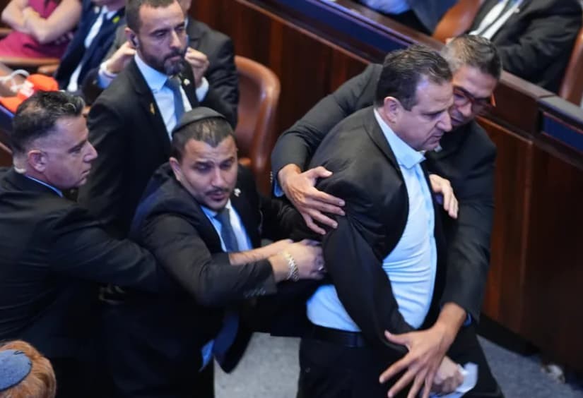 Хаос во израелскиот Кнесет додека Трамп држи говор (ВИДЕО)