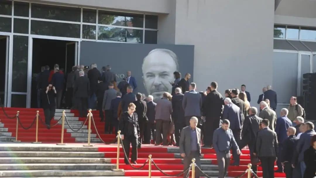 V Albaniji se je s slovesnostjo poslovila od nekdanjega premierja Fatosa Nana