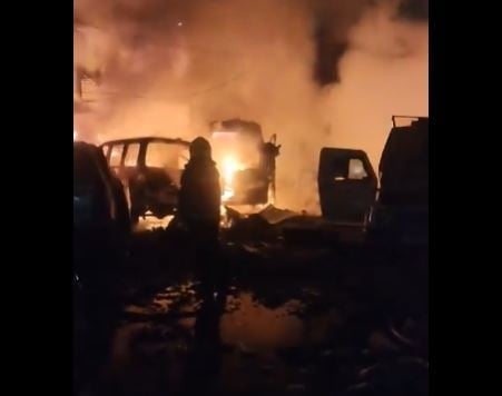 Видео: Најмалку девет луѓе загинаа при експлозија во полициска станица во Кашмир