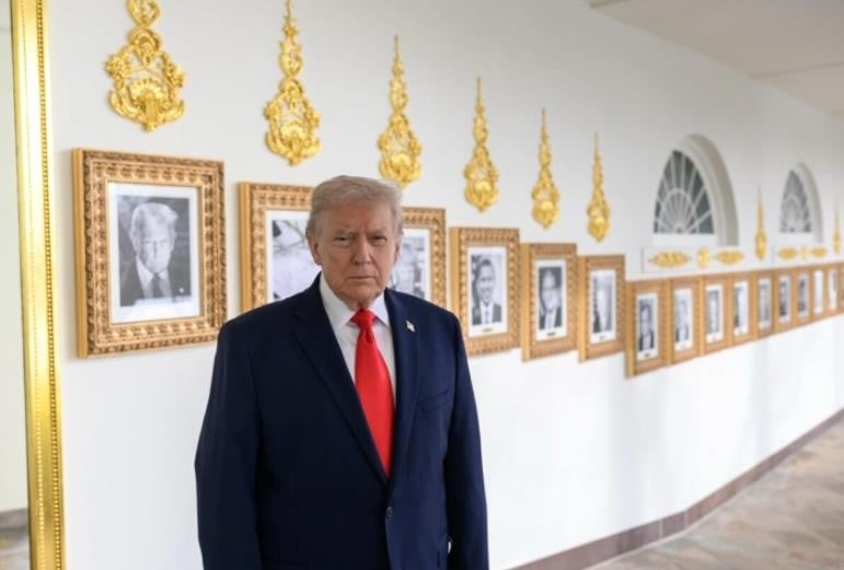 Администрацијата на Трамп го исмеа Бајден со плоча на Белата куќа