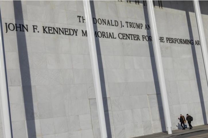 Откажан традиционалниот џез концерт за Бадник во „Центарот Кенеди“ откако името на Трамп е додадено на зградата