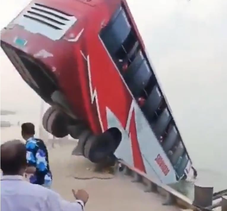 Видео: Најмалку 24 лица загинаа откако автобус се урна во река додека се обидуваше да се качи на ферибот во Бангладеш