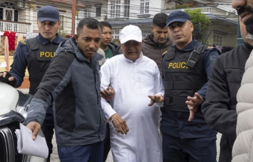 Уапсен е поранешниот премиер на Непал, поради крваво задушување на протестите