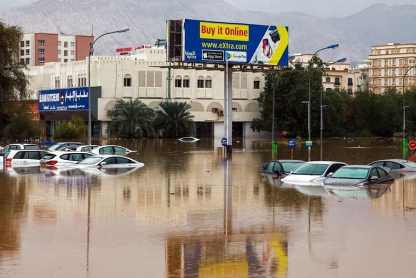 Најмалку десетмина загинати во поплавите во Оман- пронајдено и тело на учителка, загината во падната зграда