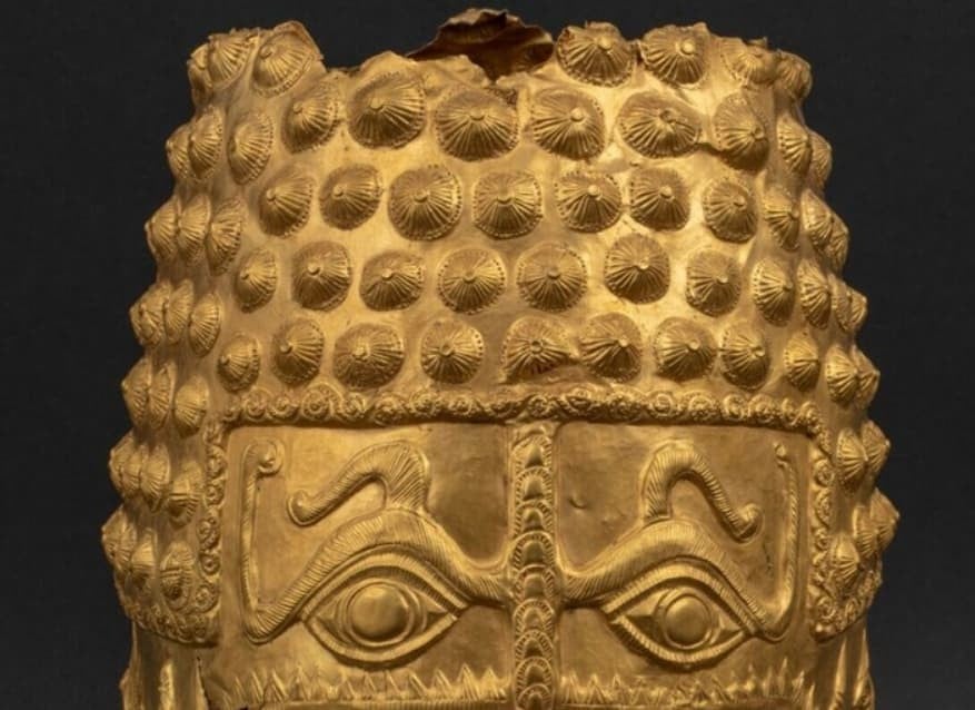 Холандската полиција пронајде златен шлем, украден лани од музеј- го оштетиле