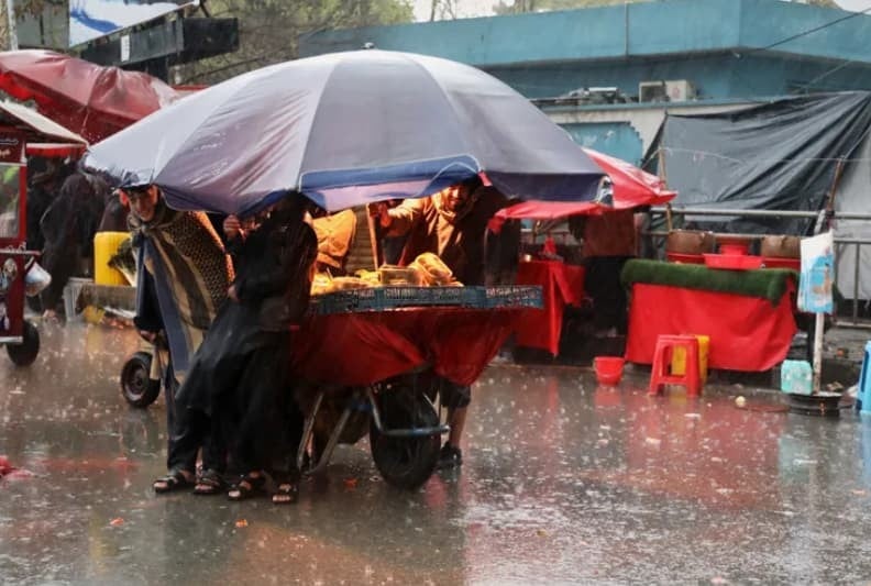 Најмалку 22 лица загинаа во големите поплави и свлечиштата во Авганистан (ВИДЕО)