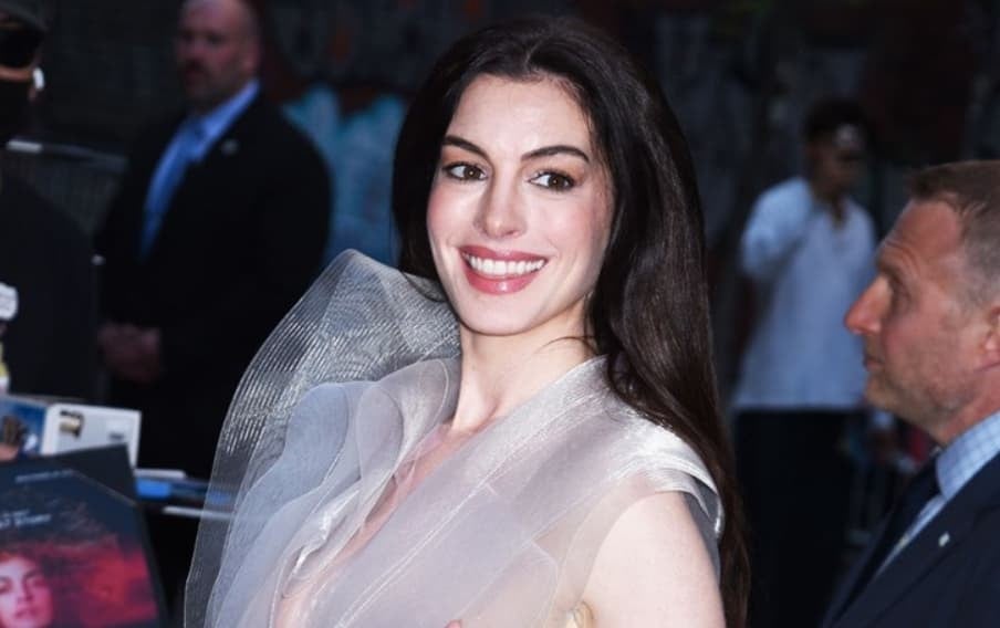 Ен Хатавеј во фустан од проѕирни ленти се појави на премиерата  на нејзиниот филм (ВИДЕО)