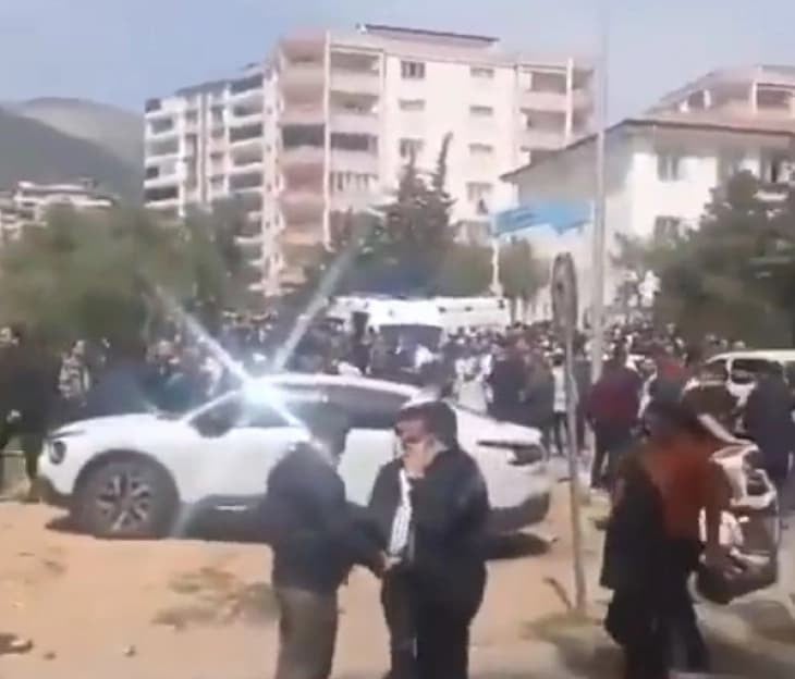 Чифчи: Девет лица, меѓу кои осум деца, се убиени во средното училиште во турската покраина Кахраманмарас