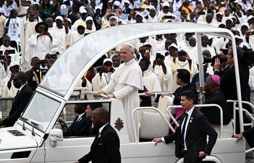 Папата во Ангола одржа миса пред 100.000 луѓе, повторно ги прозва „деспотите и тираните“