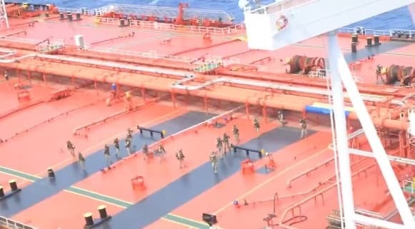 Американски специјалци во акција: Нападнаа „ничиј брод“ и испратија јасна порака до Техеран (ВИДЕО)