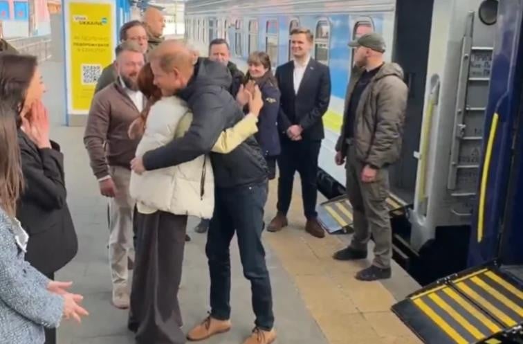 Принцот Хари  во ненајавена посета на Киев