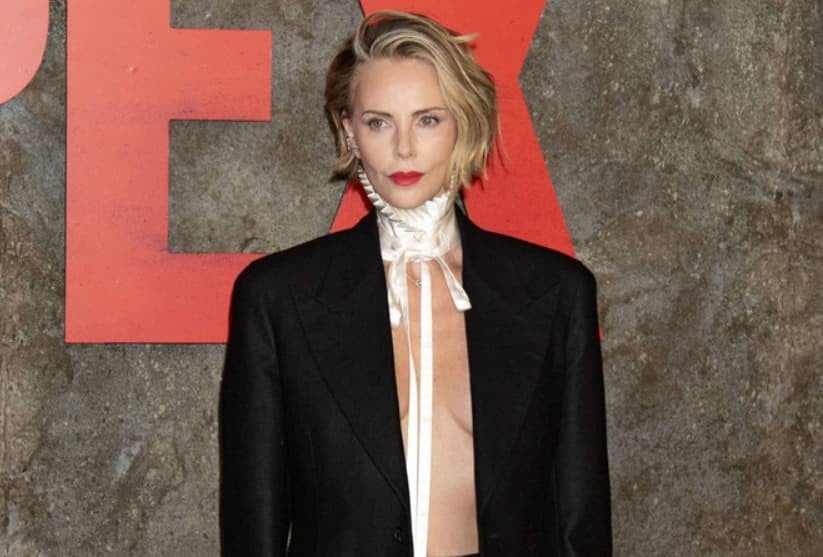 Шарлиз Терон не носи ништо под раскопчаното палто (ВИДЕО)