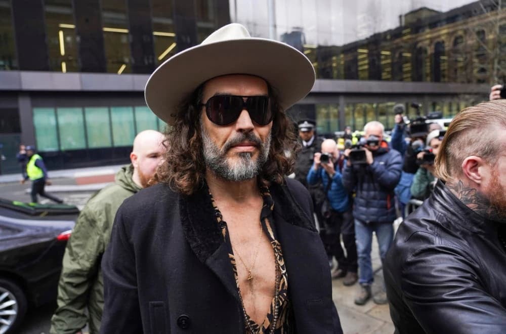 Расел Бренд збунет пред камера кога го прашале за неговата вера (ВИДЕО)