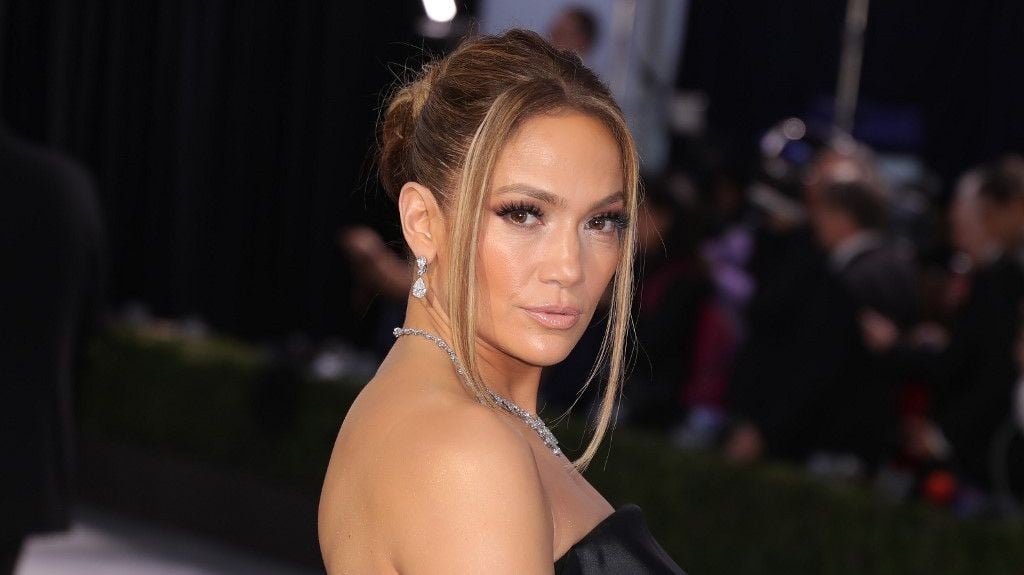 Фото: Џенифер Лопез ги покажа стомачните мускули: „Стани и фати се за работа“