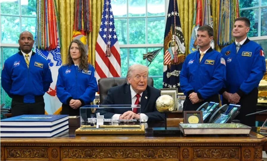 Трамп најави отворање на досиејата за НЛО- се сретна со астронаутите од мисијата „Артемис“ (ВИДЕО)