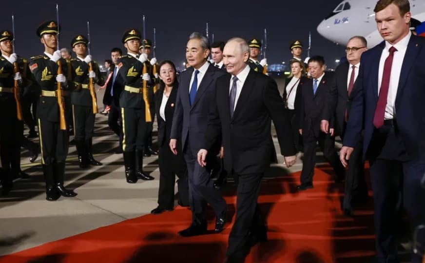 Си Џинпинг не го пречека ниту Путин на аеродромот во Пекинг- рускиот претседател во дводневна посета на Кина