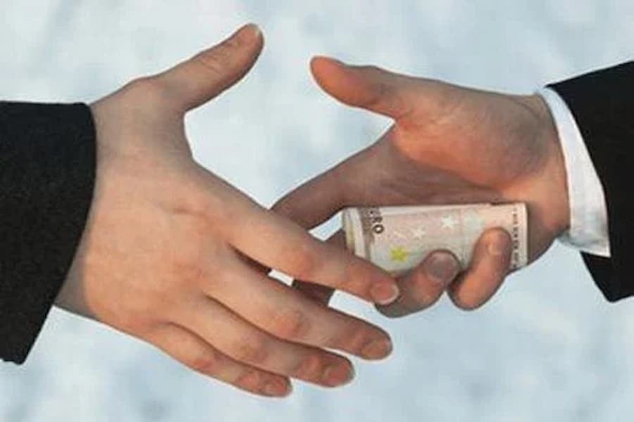 4,5 МИЛИЈАРДИ ДОЛАРИ ИЗНЕСЕНИ ОД УКРАИНА - корупци
