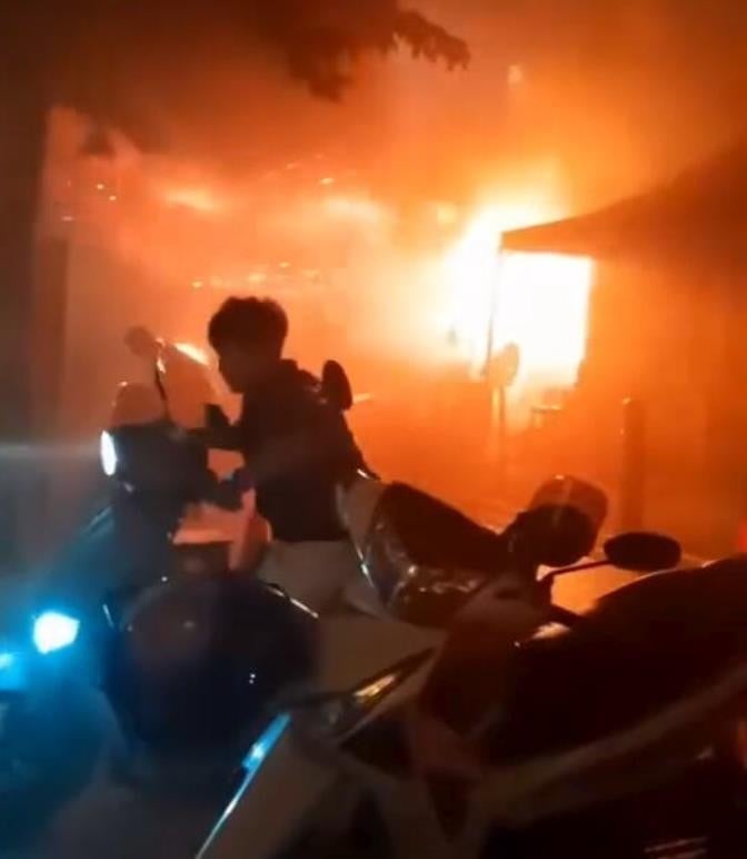 Огромен пожар избувна во бар во Бангкок, најмалку 27 загинати, а осум се тешко повредени