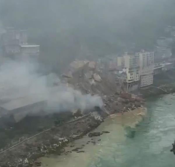 Видео: Огромно свлечиште затрупа домови во Кина, луѓе останаа заробени под кал и урнатини