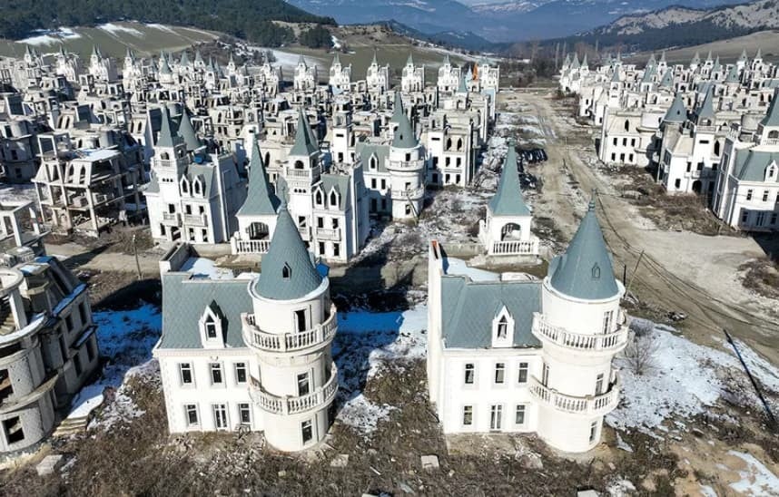 Место од бајките стана град на духови- стотици замоци се празни во луксузна населба во Турција (ВИДЕО)