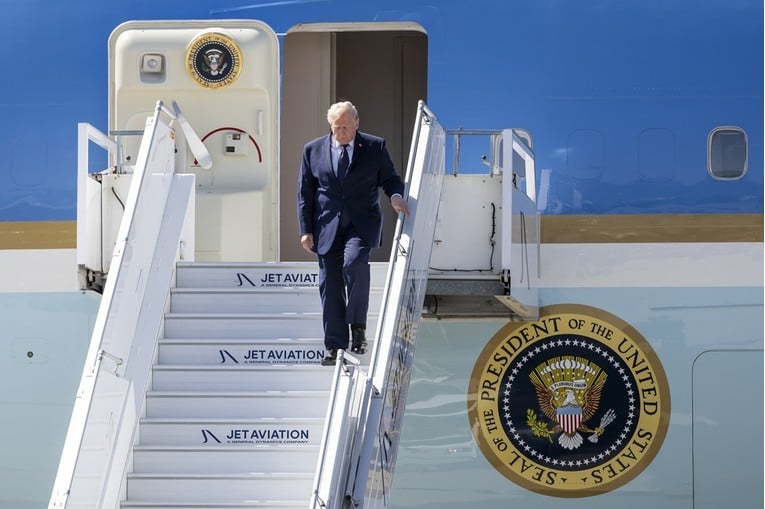 Њујорк Тајмс: Тајните служби го предупредиле Трамп, среде патување го смени претседателскиот авион