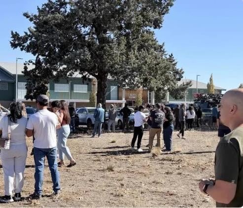 Напаѓач уби четири лица, од кои три деца, во основно училиште во Орегон во САД пред да биде застрелан