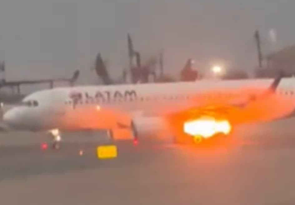 Се запали патнички авион во Перу непосредно пред полетувањето (ВИДЕО)