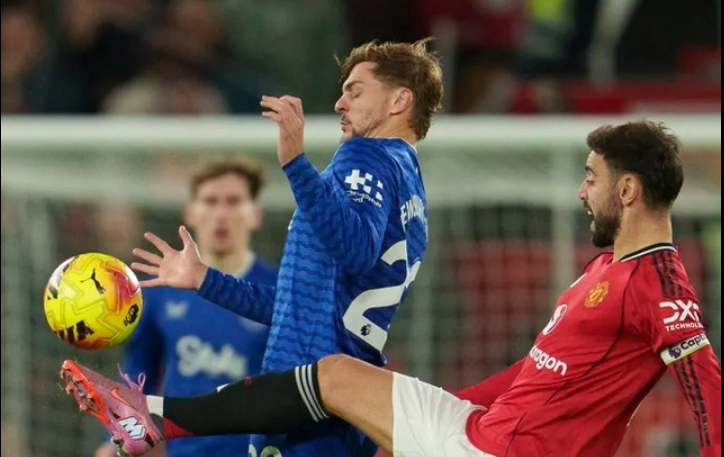 Каков удар за Јунајтед: Евертон и со играч помалку со триумф на “Олд Трафорд“