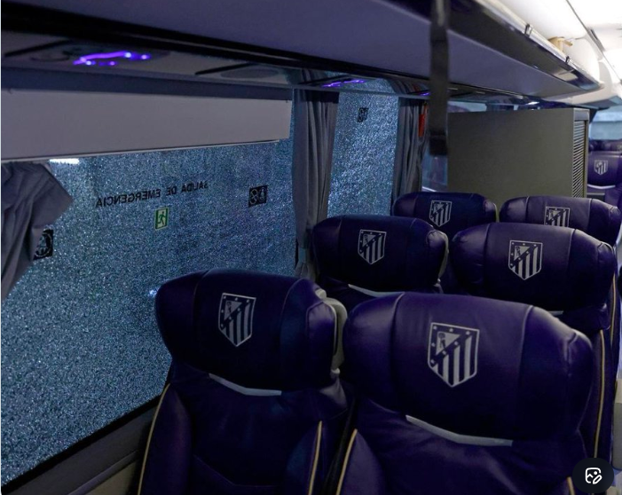 Навивачите на Барселона го демолираа автобусот на Атлетико