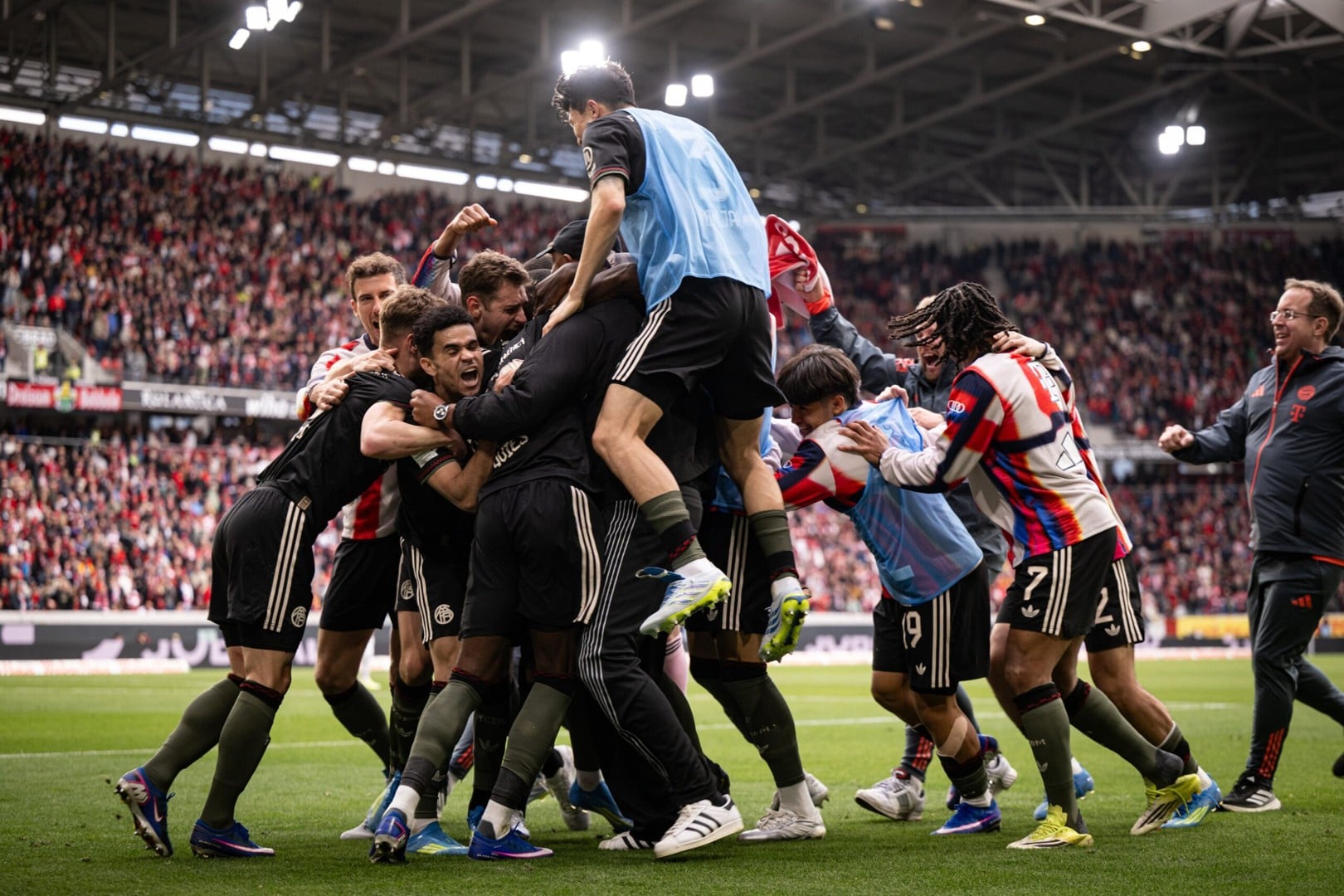 Баерн со спектакуларен кам-бек за победа кај Фрајбург