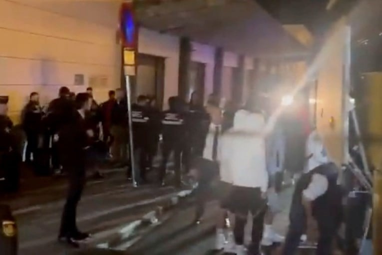 Во Севиља ситуацијата е многу лоша…. дочек на навивачи, закани и можна релегација (ВИДЕО)