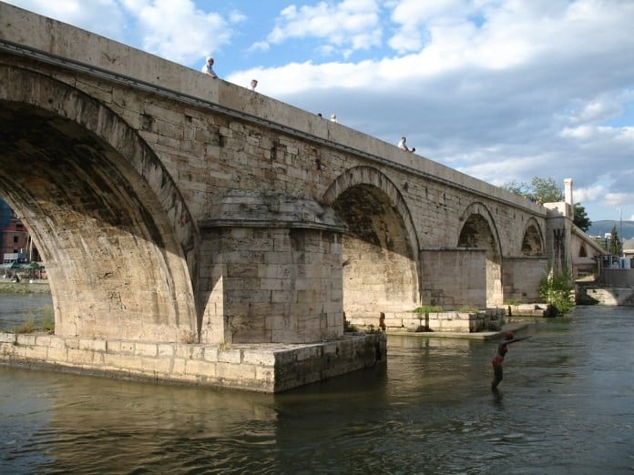 Тело на починат маж извлечено од водите на Вардар во центарот на Скопје