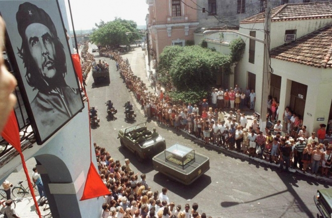 526604-che-gevara-bil-pogreban-30-godini-posle-negovata-smrt-a-na-toj-den-fidel-kastro-odrzhal