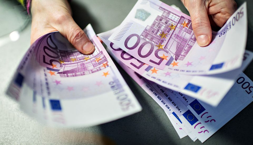 17_5_-500-euro-seteli-kädet-raha-52568183