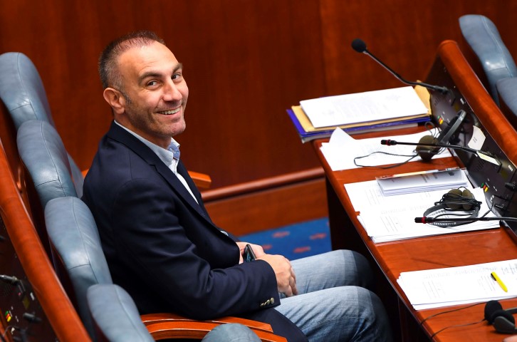 783572-zaev-veli-deka-artan-grubi-samo-ke-mu-ja-chuval-fotelata