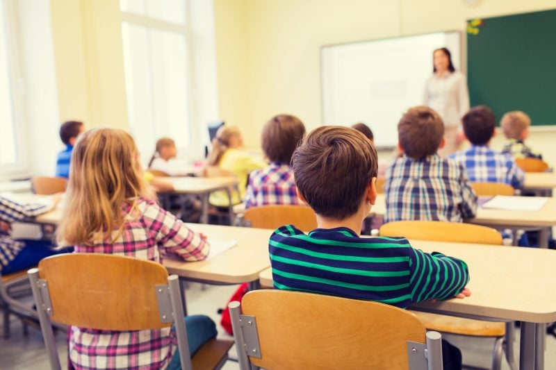 photodune-13648434-group-of-school-kids-and-teacher-in-classroom-l-1-800x533