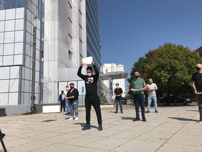792641-kosovskite-ugostiteli-go-izrazija-nezadovolstvoto-so-krshene-chunii-pred-vladinata-zgrada