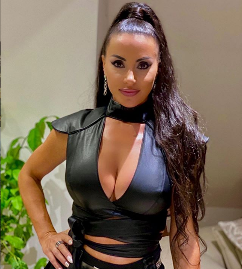 801835-suzana-gavazova-vo-provokativna-kombinacija-po-doma-se-puka-na-nejze-dodeka-klechi-foto