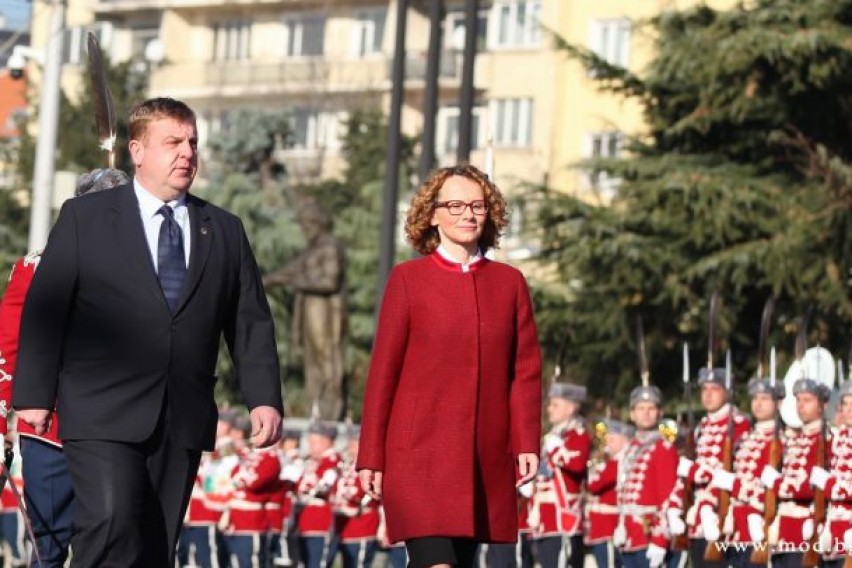 801850-karakachanov-ke-im-go-pratam-vo-skopje-inzhenerskiot-polk-za-da-gi-otstranat-site-spomenici
