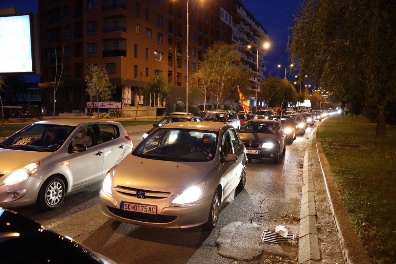 801852-sledete-vo-zhivo-protest-so-vozila-na-vmro-dpmne-video