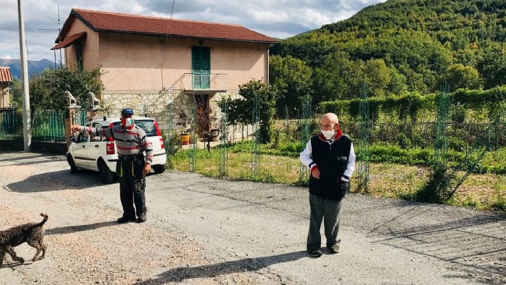 801889-dvajcata-ostanale-sami-vo-gratcheto-ama-drzhat-distanca-i-nosat-maski-foto
