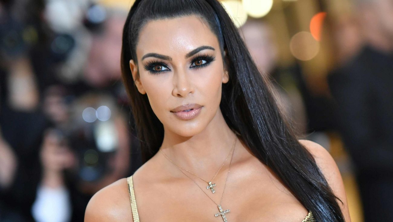 803918-vaka-izgleda-idealnoto-telo-kim-kardashijan-se-sobleche-na-plazha-i-se-pofali-so