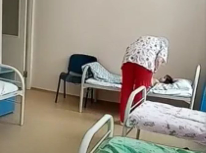 808365-voznemiruvachko-video-medicinska-sestra-vleche-dete-za-kosa-i-go-frla-i-tuka-ne-zavrshuva