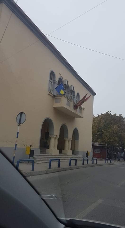 808504-kosovsko-zname-se-vee-na-opshtinskata-zgrada-vo-kumanovo-foto