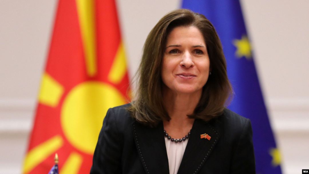 809253-amerikanskata-ambasadorka-brnz-so-chestitka-za-plasmanot-na-evropsko