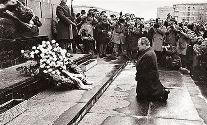 813385-andrej-petrov-sdsm-germanskiot-kancelar-vili-brant-klekna-na-kolena-za-da-pobara-prochka-ne