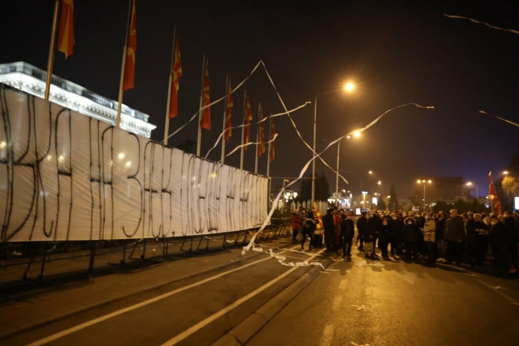 815432-protesti-protiv-prodazhbata-na-identitetot-toaletna-za-vlasta-si-da-go-izbrishe-sramot-foto