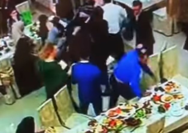 815661-krvavo-svadbeno-tepane-ruski-mma-borec-napravil-khaos-video